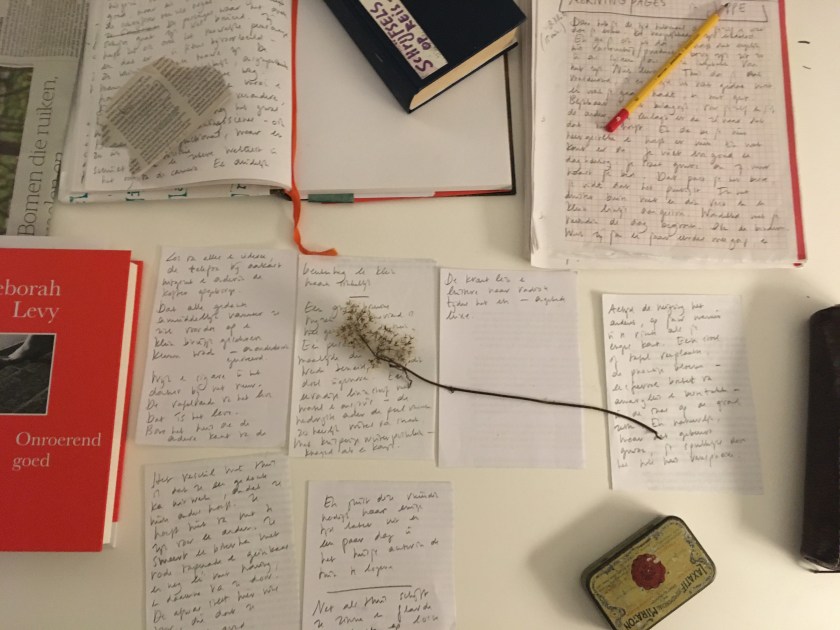 de gedachtes worden gemakkelijker op losse blaadjes geschreven